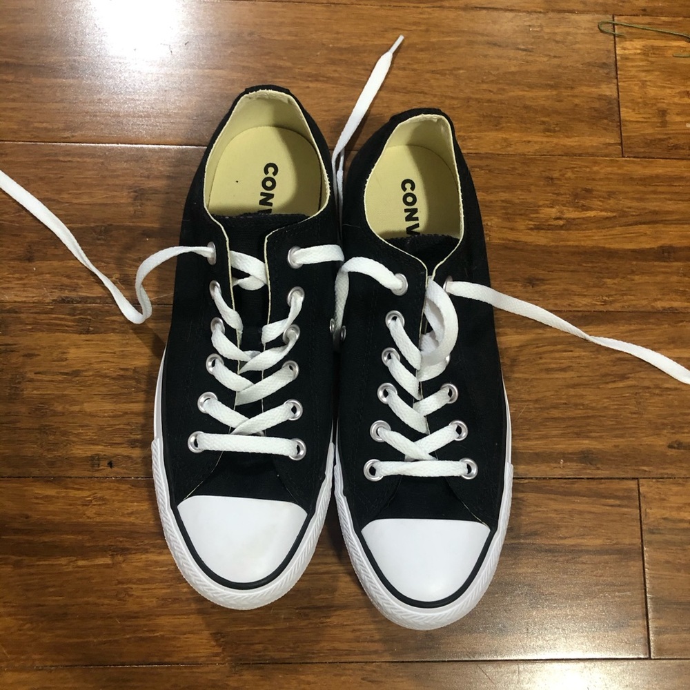 NWOT BLACK CONVERSE W PURPLE TOUNGE!🖤💜